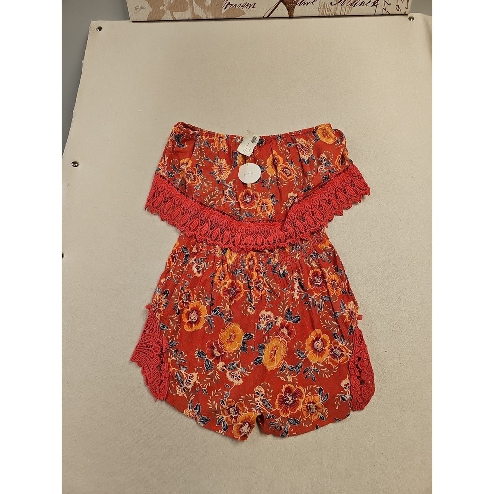 En Creme Coral Floral Off Shoulder Crochet Lace Trim Romper Medium NWT ER60527V
